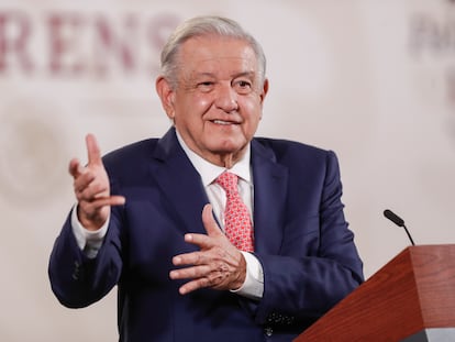 Andrés Manuel López Obrador habla durante su conferencia de prensa matutina en Palacio Nacional.