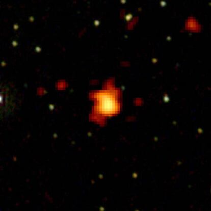 Resplandor remanente del estallido de rayos gamma GRB 080916C (en colores naranja y amarillo) observado en distintas longitudes de onda