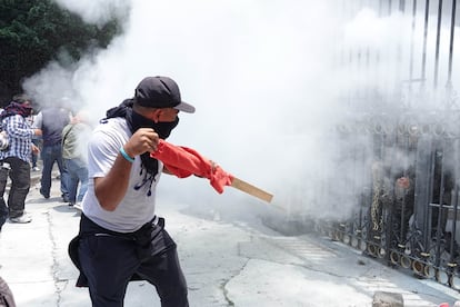 Docentes de la Coordinadora Nacional de Trabajadores de la Educación protestan frente a la Secretaría de Gobernación en Ciudad de México.