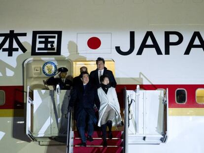 El primer ministro japon&eacute;s, Shinzo Abe, baja del avi&oacute;n con su mujer el jueves en la base a&eacute;rea de Andrews, Maryland (EE UU). Este viernes se reunuir&aacute; con Donald Trump. 