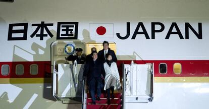 El primer ministro japon&eacute;s, Shinzo Abe, baja del avi&oacute;n con su mujer el jueves en la base a&eacute;rea de Andrews, Maryland (EE UU). Este viernes se reunuir&aacute; con Donald Trump. 