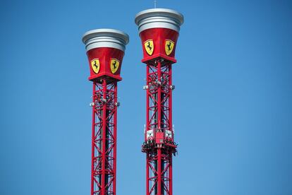 Las Thrill Towers de Ferrari Land simulan dos pistones gigantes que ofrecen una experiencia de caída libre desde 55 metros de altura.