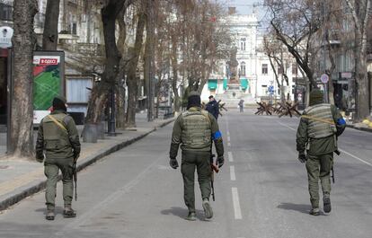 Soldados ucranios patrullan por las calles de Odesa.
