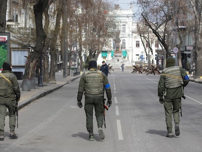 Soldados ucranios patrullan por las calles de Odesa.