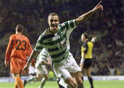 Larsson, la figura del Celtic, celebra un gol frente al Valencia en la Liga de Campeones.