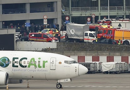 Personal d'emergències treballen a l'aeroport de Bèlgica després de l'explosió, el 22 de març del 2016.