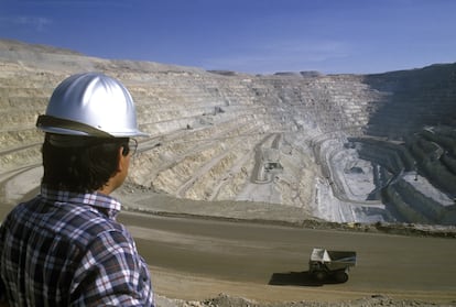 Un ingeniero frente a la mina de Chuquicamata, en 1988.