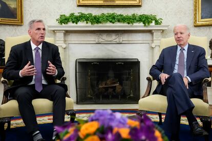 Kevin McCarthy (a la izquierda) y Joe Biden, este lunes en el Despacho Oval de la Casa Blanca, al comienzo de su reunión.