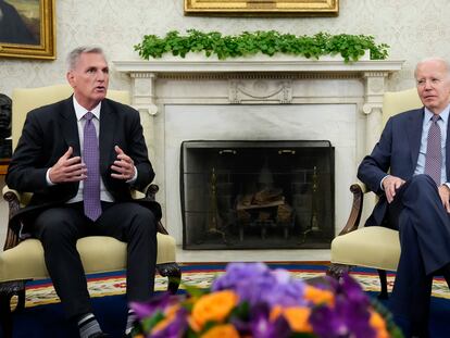 Kevin McCarthy (a la izquierda) y Joe Biden, este lunes en el Despacho Oval de la Casa Blanca, al comienzo de su reunión.