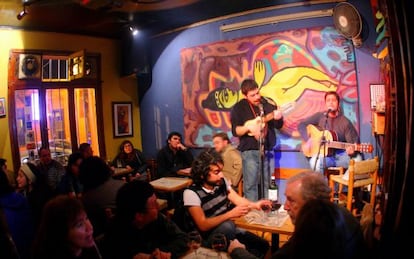 Actuación en el bar La Casa en el Aire, en el barrio de Bellavista, en Santiago de Chile.