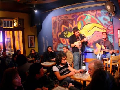 Actuaci&oacute;n en el bar La Casa en el Aire, en el barrio de Bellavista, en Santiago de Chile. 
