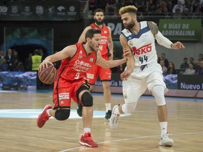 El base belga del Valencia Basket, Sam Van Rossom (i), bota el balón ante el alero sueco del Real Madrid, Jeffery Taylor.