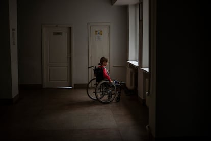 Yana Stepanenko, de 11 años,  junto a una ventana en un hospital público en Lviv, el pasado viernes 13 de mayo de 2022. Yana y su madre Natasha, de 43 años, resultaron heridas el 8 de abril durante un bombardeo en la estación de tren de la ciudad de Kramatorsk, donde viajaron con el hermano gemelo de Yana, Yaroslav.