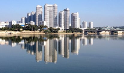 Estas novas torres de casas construídas perto do rio Taedong, que divide a capital norte-coreana. Pyongyang, onde existem arranha-céu, parques cuidados e ruas impolutas, é a vitrine do regime. Ali vivem os mais leais e, embora seja a cidade com os melhores serviços, também sofre com cortes de eletricidade.