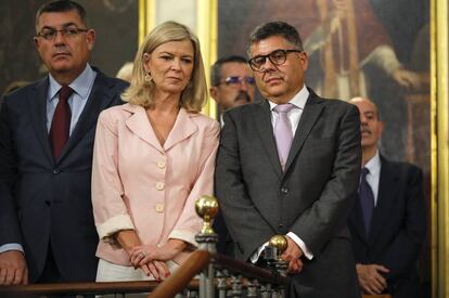 Enric Morera, presidente de las Cortes, la consejera Gabriela Bravo y el delegado del Gobierno, Juan Carlos Fulgencio. 