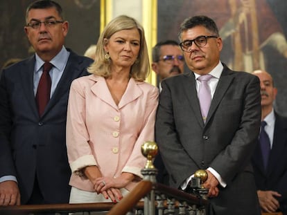 Enric Morera, presidente de las Cortes, la consejera Gabriela Bravo y el delegado del Gobierno, Juan Carlos Fulgencio. 