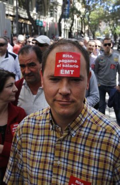 Un trabajador de la EMT de Valencia, el lunes.