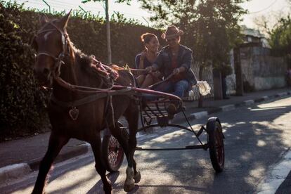 Edinalva e a filha Emili usam o cavalo no dia a dia.