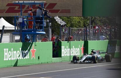 Lewis Hamilton celebra la victoria en el GP de Italia.