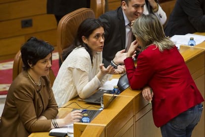 Paula Prado (en el centro) ayer en el Parlamento 
