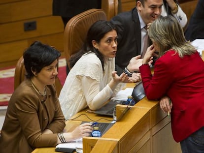 Paula Prado (en el centro) ayer en el Parlamento 