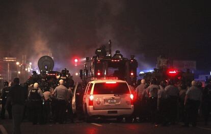 La policía vigila la protesta por la muerte de Michael Brown. Los disturbios en Ferguson dejaron este domingo un herido y siete detenidos.