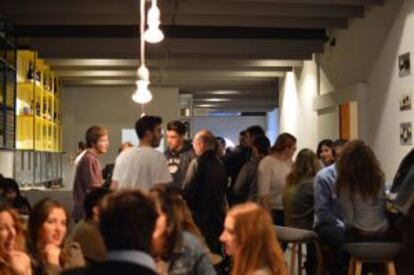 Ambiente en la cervecería Olhöps, en el barrio de Ruzafa (Valencia).