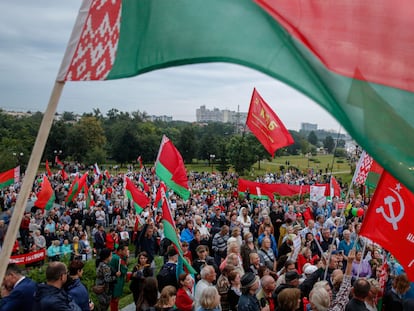Minsk (Belarus), 19/08/2020.- People hold Belarusian National flags attending a rally in support of Belarusian President-elect Alexander Lukashenko in downtown of Minsk, Belarus, 19 August 2020. Long-time president Lukashenko, in a defiant speech on 16 August, rejected calls to step down amid mounting pressure after unrest erupted in the country over alleged poll-rigging and police violence at protests following election results claiming that he had won a landslide victory in the 09 August elections. Alexander Lukashenko has ordered the Belarusian State Security Committee (KGB) to identify organizers of protests. (Elecciones, Protestas, Bielorrusia) EFE/EPA/TATYANA ZENKOVICH EPA-EFE/TATYANA ZENKOVICH