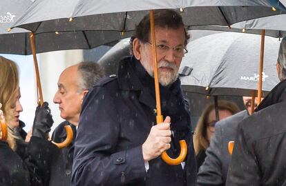 Mariano Rajoy durante el funeral de su hermana Mercedes celebrado este lunes en Pontevedra. 