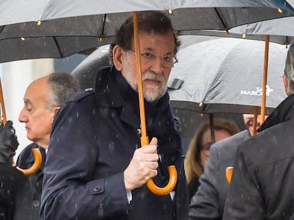 Mariano Rajoy durante el funeral de su hermana Mercedes celebrado este lunes en Pontevedra. 