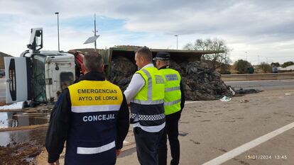 Autocar volcado sobre la calzada.