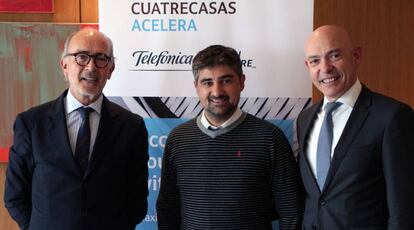 Rafael Fontana, presidente ejecutivo de Cuatrecasas; Agustín Tourón, cofundador de Councilbox, startup participante en la I Edición de Cuatrecasas Acelera y Fancesc Muñoz, CIO de Cuatrecasas y responsable de Cuatrecasas Acelera.