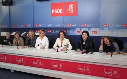 Elena Valenciano y Purificación Causapié, reunidas con representantes de asociaciones de mujeres.