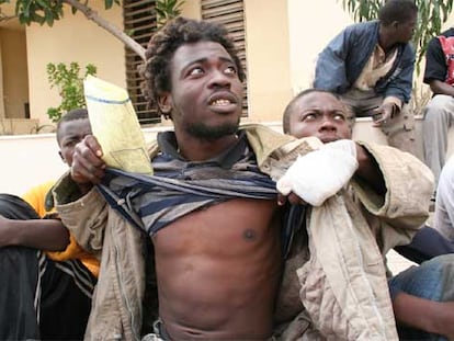 Uno de los inmigrantes heridos durante el asalto de ayer a la valla fronteriza de Melilla.