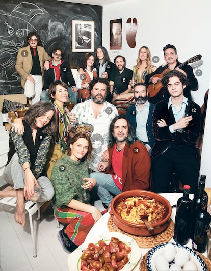 EL BANQUETE 1. Diego Grimaldi. Estilista. 2. Enol Blasco. Estilista. 3. Elizabeth Duval. Escritora y filósofa. 4. Marta Peirano. Escritora e investigadora especializada en tecnología y poder. 5. Fernando Navarro. Guionista y novelista: 'Segundo premio' es su último éxito. 6. Aurora Nacarino-Brabo. Diputada por el Partido Popular. 7. Lisandro Silva Echeverría. Guitarrista. 8. Belén García Mendoza. Artista plástica. 9. Beatriz Moreno de la Cova. Estilista. 10. Jacobo Bergareche. Escritor: su último libro es 'Amistad' (Debate), junto con Mariano Sigman. 11. Jorge de la Cruz. Escultor y gestor cultural en Lab of Experimental Art. 12. Santiago Isla. Novelista, su última obra es 'El hombre de mi vida' (Círculo de Tiza). 13. Claire Tati. Cantante. 14. Kike Garcinuño. Artista