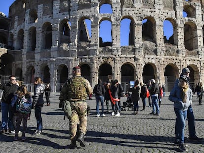 Soldados italianos patrullan el Coliseo, en el centro de Roma, este jueves.