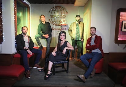 El grupo de pop melódico Capitán Sunrise tras la entrevista en la sala Siroco Lounge, en el barrio de Malasaña, donde actúan este 31 de enero.