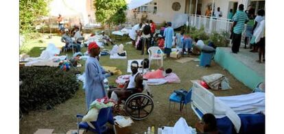 Decenas de personas esperan para recibir tratamiento medico en un hospital de la organizacion humanitaria Nuestros pequeños hermanos y hermanas, en Puerto Príncipe, Haití.