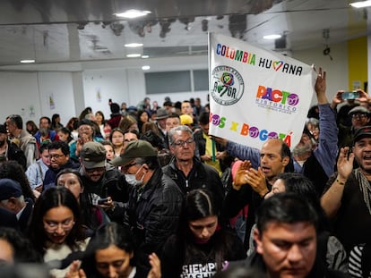 Militantes esperan resultados de la consulta del Pacto Histórico, en Bogotá, el 26 de octubre de 2025.