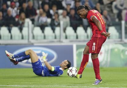 Drogba bate a Buffon vencido en el suelo.
