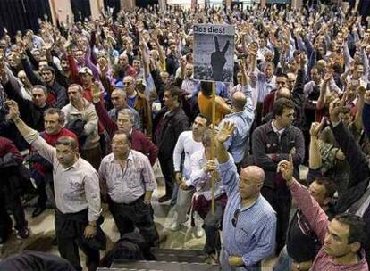 La asamblea de conductores de autobuses de Barcelona ha autorizado al comité de descansos a desconvocar las próximas huelgas si considera que se dan avances en la negociación con TMB.