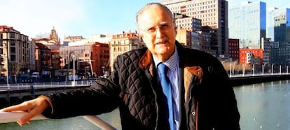Iñaki Azkuna, el mejor alcalde del mundo según la Fundación City Majors, en la ría de Bilbao.