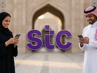 Logo de STC en una imagen corporativa.