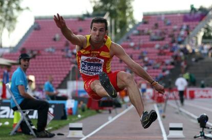 Un salto de Eusebio Cáceres.