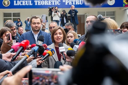 La presidenta moldava y candidata a la reelección, Maia Sandu, habla a los medios tras votar en un colegio electoral de Chisinau, la capital.