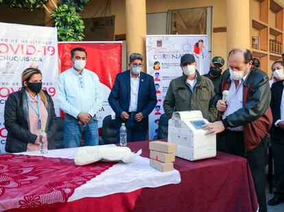 La presidenta de Bolivia, Jeanine Áñez (izquierda), presenta uno de los respiradores de GPAInnova en la ciudad de Sucre.