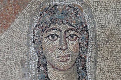Detalle del mosaico de la villa romana de Noheda (Guadalajara) que representa a Helena de Troya en el momento de ser raptada por Paris.