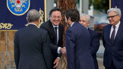 El fiscal general del Estado, Álvaro García Ortiz (de frente), mira al presidente del Tribunal Supremo, Francisco Marín Castán, mientras da la mano al presidente interino del Consejo General del Poder Judicial, Vicente Guilarte, este miércoles durante los actos por el décimo aniversario de la proclamación de Felipe VI.