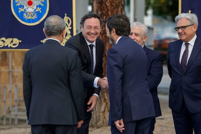 El fiscal general del Estado, Álvaro García Ortiz (de frente), mira al presidente del Tribunal Supremo, Francisco Marín Castán, mientras da la mano al presidente interino del Consejo General del Poder Judicial, Vicente Guilarte, este miércoles durante los actos por el décimo aniversario de la proclamación de Felipe VI.