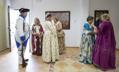 Alfonso Aurioles, Ione Sánchez, Silvia Fuentes, Susana Díaz, Gloria Fuentes, Victoria Gallardo, vestidos con los trajes típicos de la celebración de la fiesta de la Independencia en Macharaviaya (Málaga), el pasado 21 de junio.